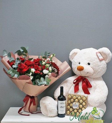 Set din: Buchet din trandafiri rosii si eustoma alba, Ursul 1 h=100 cm, bomboane si vin Purcari foto 394x433